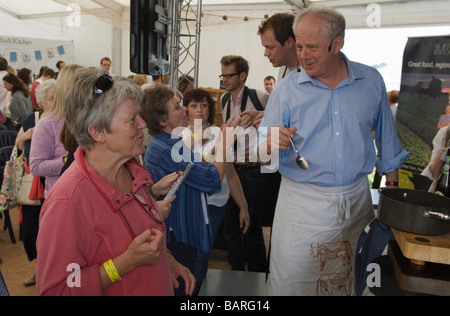 Matthew Fort offre al pubblico una dimostrazione di cucina. Tom Parker Bowles (dietro) Aldeburgh Food Fair presso lo Snape Maltings Suffolk 2009 2000s UK Foto Stock