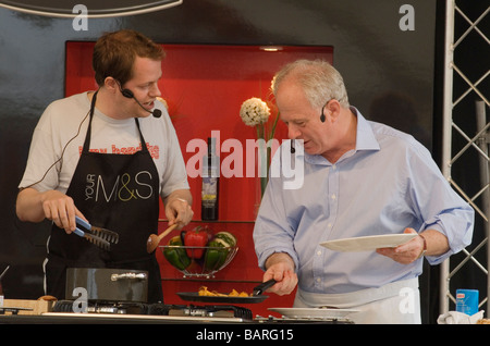 Tom Parker Bowles, Matthew Fort, dimostrazione di cucina, Aldeburgh Food Festival, presso lo Snape Maltings Suffolk, Inghilterra, Regno Unito, HOMER SYKES degli anni '2009 2000 Foto Stock