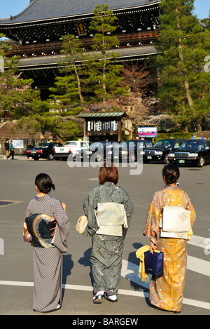 Tempio con le donne giapponesi indossando kimono, Kyoto JP Foto Stock