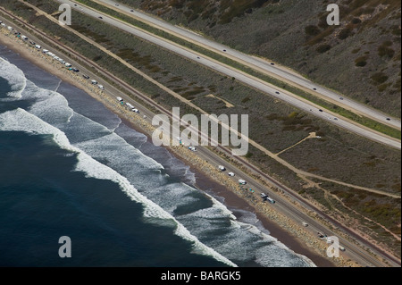 Vista aerea al di sopra di molte camper parcheggiato lungo la Pacific Coast highway one California Foto Stock