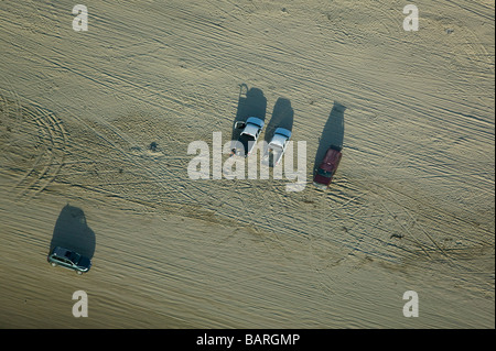 Vista aerea sopra le auto parcheggiate la guida Pismo Beach vicino Oceano Santa Maria County California centrale Foto Stock