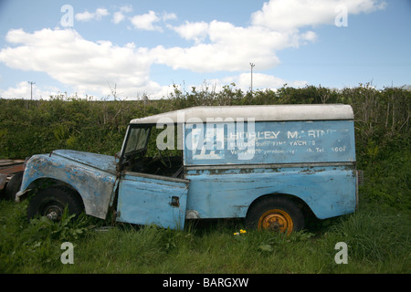 Landrover abbandonati in un campo a Blackawton Foto Stock