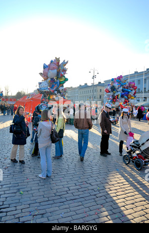 La vigilia del giorno di maggio nel mercato Kauppatori square, Helsinki. Il carnevale solo come celebrazione in Finlandia è Vappu, il Fi Foto Stock
