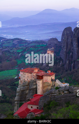 Convento Rousannou all'alba, Meteora, Grecia Foto Stock