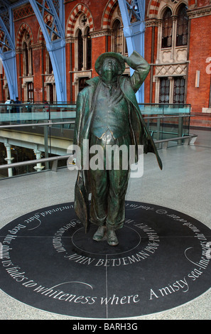Sir John Betjeman statua dalla stazione ferroviaria internazionale di St Pancras Foto Stock