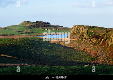 Vista da Rigg in acciaio verso est lungo il percorso del Muro di Adriano verso Highshields Falesia Falesia, Lough, Hotbanks Balze di Northumberland National Park Foto Stock