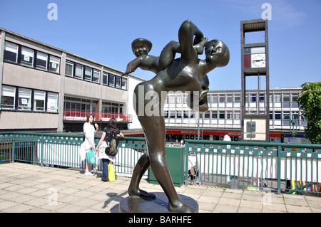 La madre e il bambino la scultura e la torre dell orologio, Town Square, Stevenage, Hertfordshire, England, Regno Unito Foto Stock