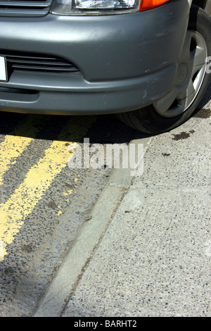 Macchina parcheggiata su una doppia linea gialla Foto Stock