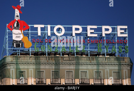 "Sun in bottiglia di Andalusia "; l'iconica Tio Pepe segno a Plaza del Sol, Madrid. Foto Stock