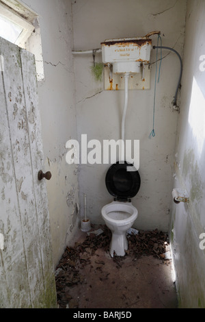 Squallido toilette esterna. Foto Stock