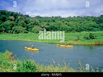 Kayakers sul fiume Hanalei su Kauai Foto Stock