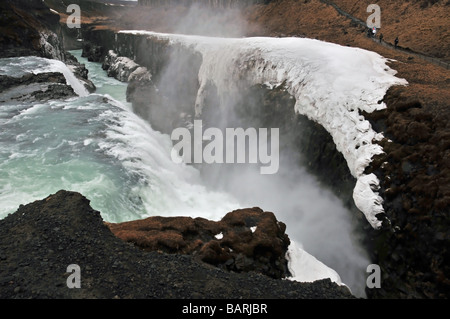 Cascate Gullfoss, Sud dell'Islanda: la caduta inferiore, dove il fiume Hvita precipita in una bocchetta a lancia a novanta gradi per il flusso Foto Stock