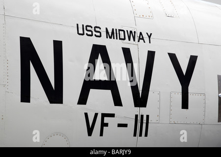 La marcatura del VFlll aperitivi serali che ha volato oltre il Vietnam sul lato di una F8 crusader fighter USS Midway portaerei san diego Foto Stock
