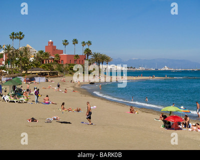 Benalmadena spiaggia Castillo Bil Bil Costa del Sol Spagna Foto Stock