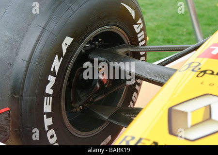 La ruota anteriore, in fibra di carbonio e di sospensione presa aria su un R29 Chassis Renault Foto Stock