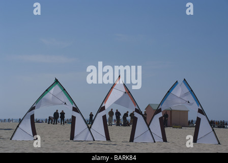 I decoratori International Kite team display a Berck International Kite Festival, Berck Sur Mer, Francia Foto Stock