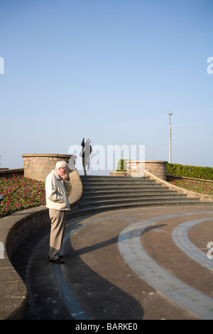 Eric Morecambe statua in Morecambe di sesso maschile con didascalie di lettura su un marciapiede Foto Stock