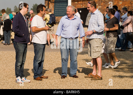 Tom Parker Bowles, Mark Hix, Matthew Fort, Aldeburgh Food Fair presso lo Snape Maltings Suffolk UK i tre chef e i visitatori. HOMER SYKES anni '2009 2000 Foto Stock