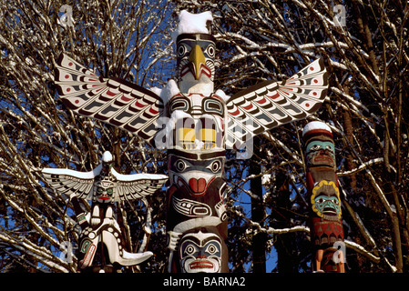 Coperta di neve Totem Poles in inverno a Brockton punto nel Parco di Stanley Vancouver British Columbia Canada Foto Stock