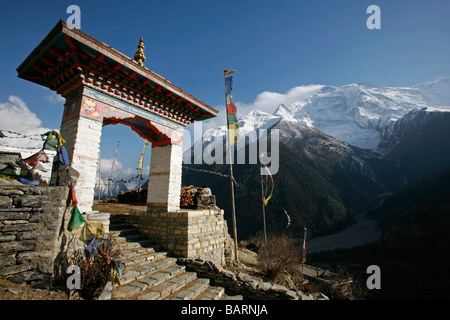 Cancello di ingresso al monastero in alto Pisang Annapurna Nepal Foto Stock