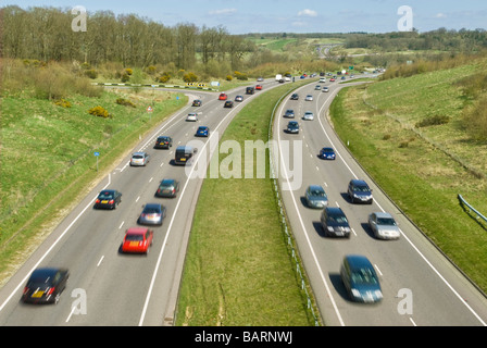 Un doppio carrello modo - A34 Newbury Bypass dove si incrocia la A4 con il passaggio del traffico. Rallentare la velocità dello shutter per motion blur. Foto Stock