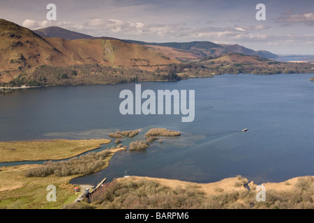 Il lancio di un nuovo prodotto lascia il Lodore di atterraggio su Derwentwater, visto dalla vista a sorpresa, Borrowdale, Lake District Foto Stock