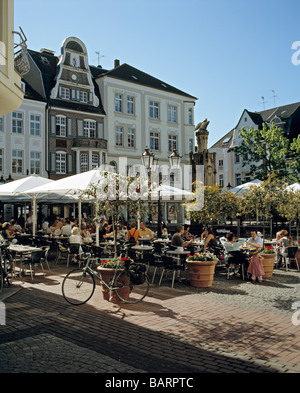 Centro di Moers, Basso Reno, Germania mostra la vecchia piazza del mercato con tavoli fuori Extrablatt Cafe & Restaurant. Foto Stock