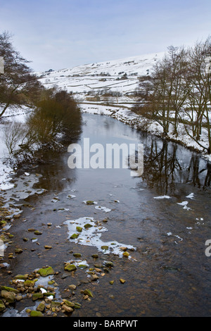 Fiume Swale vicino Gunnerside in inverno Swaledale North Yorkshire Regno Unito Foto Stock