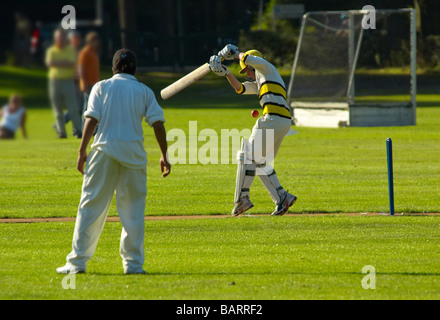 Azione girato di persone a giocare a cricket Foto Stock