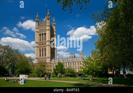 Palazzo di Westminster e torri di Victoria Park, Westminster, Londra, Inghilterra Foto Stock