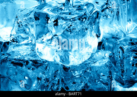 Icecubes e acqua fresca Foto Stock