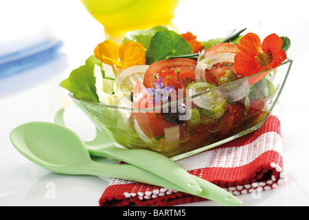 Insalata mista con fiori commestibili Foto Stock