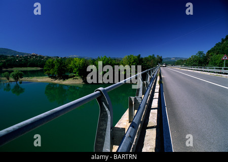 Italia, Basilicata, Val d'Agri, lago di pietra del Pertusillo, strada statale 598, viadotto Foto Stock