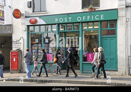 Persone di passaggio Post Office Stoke Newington Church Street Hackney Londra Inghilterra REGNO UNITO Foto Stock