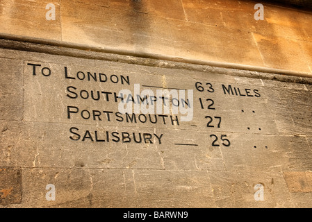 Distanza milage sulla parete del Winchester Guildhall Foto Stock