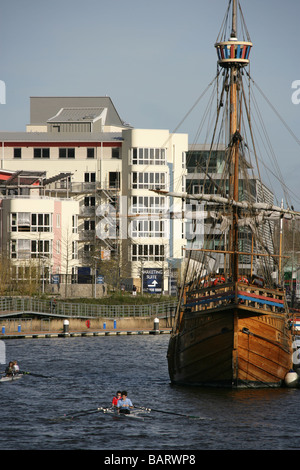 Città di Bristol, Inghilterra. Il canottaggio a Bristol il Floating Harbour con la replica John Cabot nave di Matthew, in background. Foto Stock