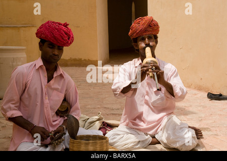 India Rajasthan Jaipur Amber fort costruito 1592 incantatori di serpenti Foto Stock