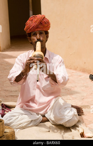 India Rajasthan Jaipur Amber fort costruito 1592 incantatori di serpenti Foto Stock