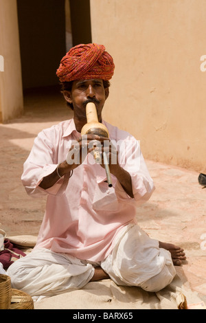 India Rajasthan Jaipur Amber fort costruito 1592 incantatori di serpenti Foto Stock