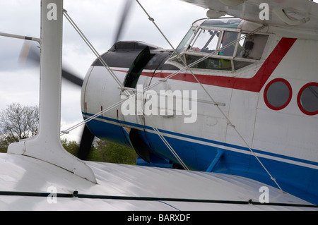 Antonov AN2 preparazione biplanare di taxi fuori della pista. Questo velivolo è basato a Popham Airfield NEL REGNO UNITO. Foto Stock