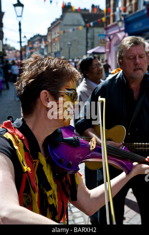 Un musicista dal Hobos Morris lato esecuzione presso il Festival spazia Foto Stock