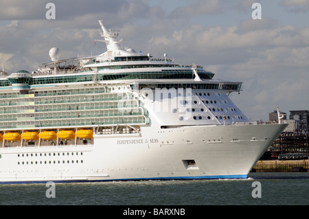 Crociera indipendenza dei mari in partenza dal Porto di Southampton England Regno Unito Foto Stock