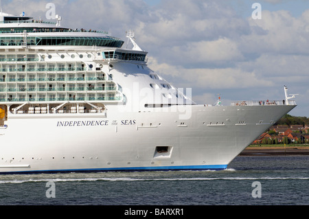 Crociera indipendenza dei mari in partenza dal Porto di Southampton England Regno Unito Foto Stock