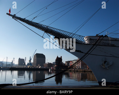 La Tall Ship Gorch Fock a Stralsund del porto con la costruzione della porta in background, Foto Stock