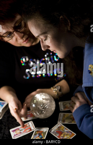 Psychic sorelle Nina Ashby (sinistra) fortune lettura in Selfridges, Londra Foto Stock