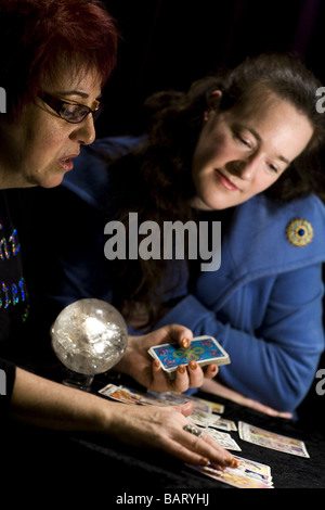 Psychic sorelle Nina Ashby (sinistra) fortune lettura in Selfridges, Londra Foto Stock