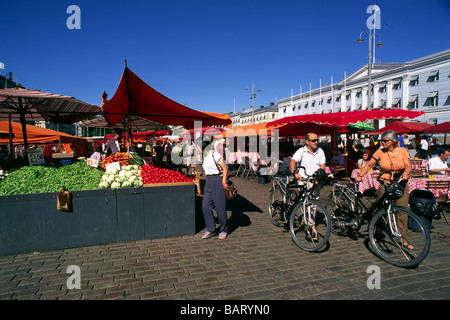 Finlandia, Helsinki, piazza Kauppatori, mercato all'aperto Foto Stock