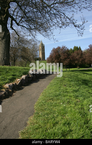 Città di Bristol, Inghilterra. Brandon Hill Park con il William Ven Gough progettato Cabot Tower del fondo in lontananza. Foto Stock