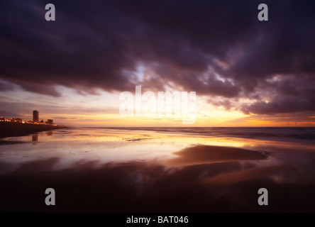 Bel tramonto e onde sulla spiaggia di Zandvoort Olanda Paesi Bassi Foto Stock