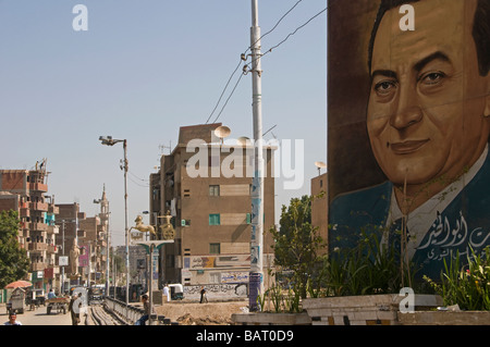 Un enorme poster con il presidente egiziano Hosni Mubarak in un villaggio lungo la riva del Nilo sulla strada da Luxor ad Abydos. Egitto Foto Stock
